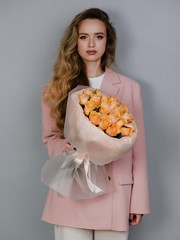 Букет из 25 роз 50 см сорта Nectarine в дизайнерской упаковке 